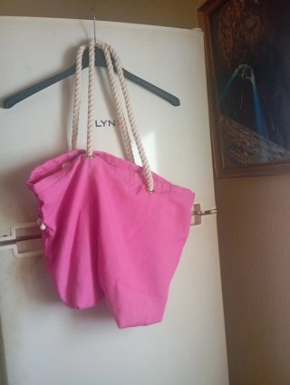 Bolso de playa rosa con pompones