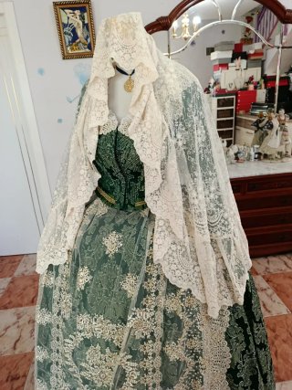 Mantilla fallera media luna a estrenar