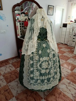 Mantilla fallera media luna a estrenar