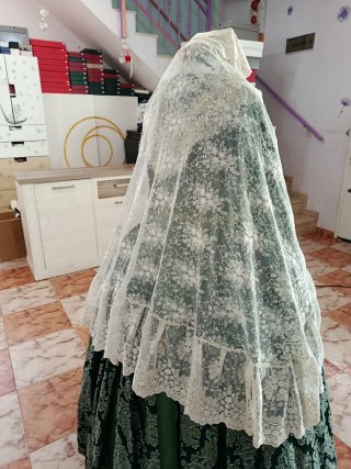 Mantilla fallera media luna a estrenar