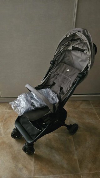 Silla de paseo Joie Pact Lite gris