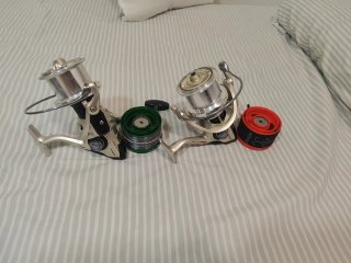 Pareja de Carretes Surfcasting Akami