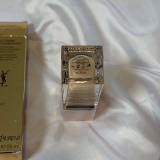 Base de maquillaje YSL All Hours Glow tono LN7