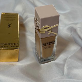 Base de maquillaje YSL All Hours Glow tono LN7