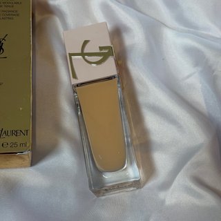 Base de maquillaje YSL All Hours Glow tono LN7