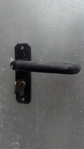 Puerta exterior metálica con ventilación