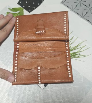 Cartera de Piel Artesanal con Labrado Floral