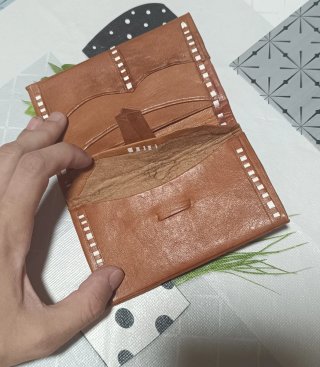 Cartera de Piel Artesanal con Labrado Floral