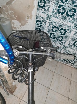 Bicicleta de paseo blanca y morada