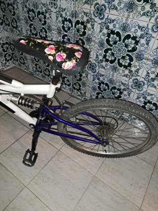 Bicicleta de paseo blanca y morada