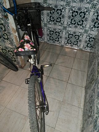 Bicicleta de paseo blanca y morada