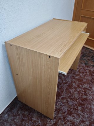 Escritorio de madera con cajones