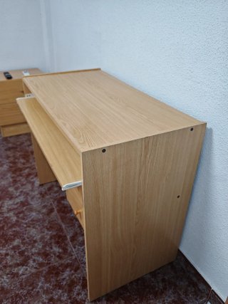 Escritorio de madera con cajones