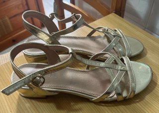 Sandalias doradas con tacón