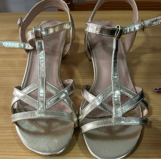 Sandalias doradas con tacón