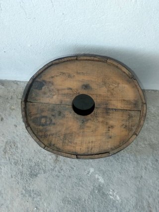 Barril de madera y metal decorativo