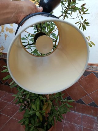 Lámpara de techo beige y negra