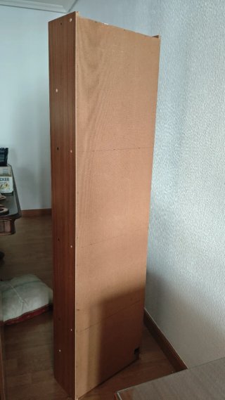 Librería de madera marrón