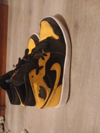 Zapatillas Jordan Air Negras y Amarillas