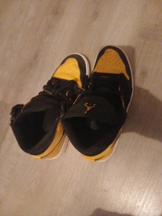 Zapatillas Jordan Air Negras y Amarillas