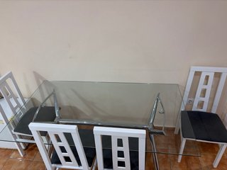 Mesa Comedor Cristal y 4 Sillas Tapizadas