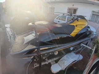 Moto de agua negra y dorada gp1300r