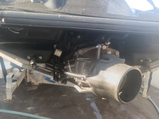 Moto de agua negra y dorada gp1300r