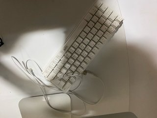 Teclado blanco con luces RGB
