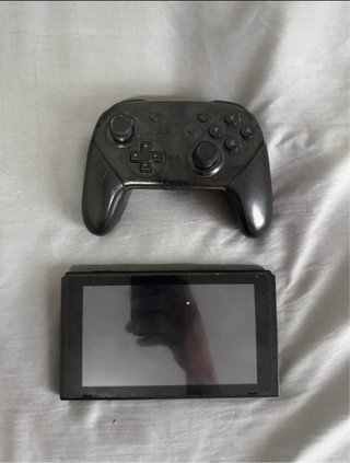 Nintendo Switch + Controller Pro + Custodia