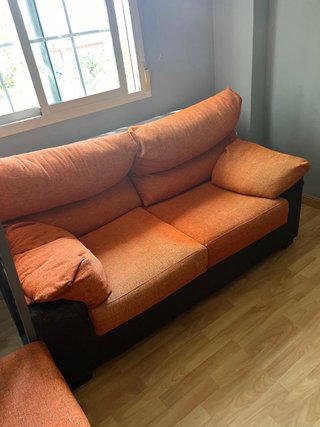 Sofá de tela naranja y marrón