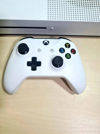 Xbox One S Blanca + Mando y Cables