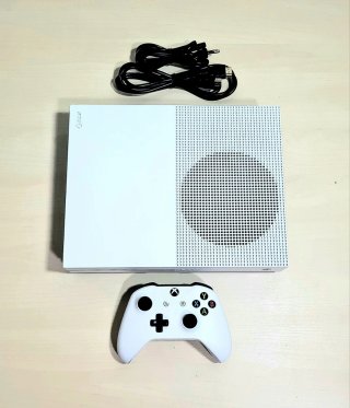 Xbox One S Blanca + Mando y Cables
