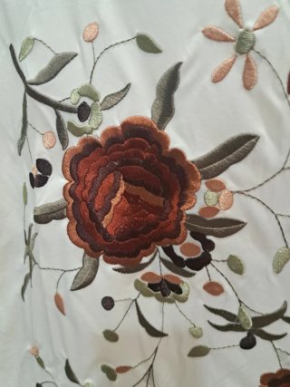 Manton cuadrado bordado marron 150×150
