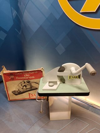 Antiguo cortador de fiambre marca Esaza en su caja