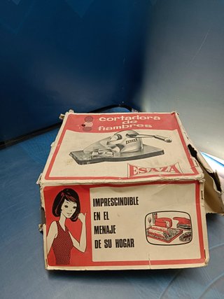 Antiguo cortador de fiambre marca Esaza en su caja
