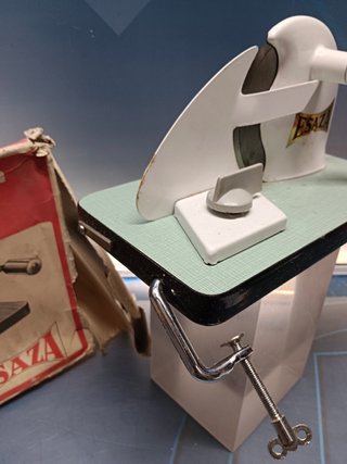 Antiguo cortador de fiambre marca Esaza en su caja