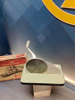 Antiguo cortador de fiambre marca Esaza en su caja