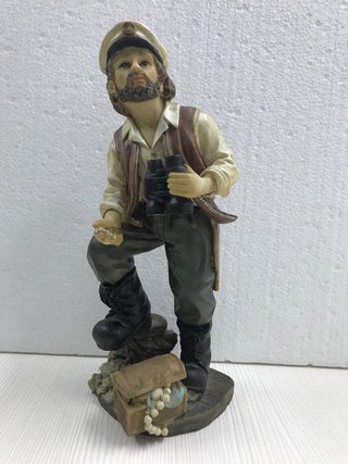 Figura decorativa marinero náutico con cofre del t