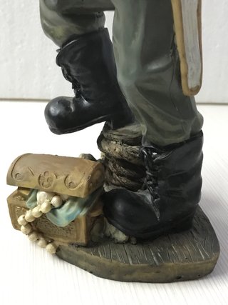 Figura decorativa marinero náutico con cofre del t