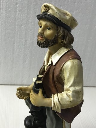 Figura decorativa marinero náutico con cofre del t