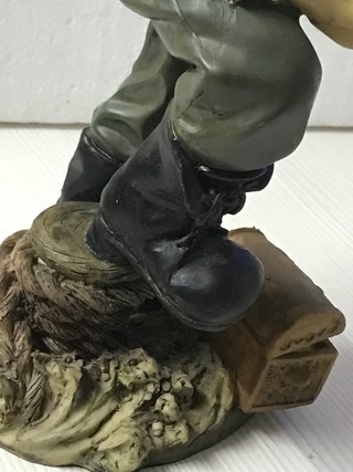 Figura decorativa marinero náutico con cofre del t