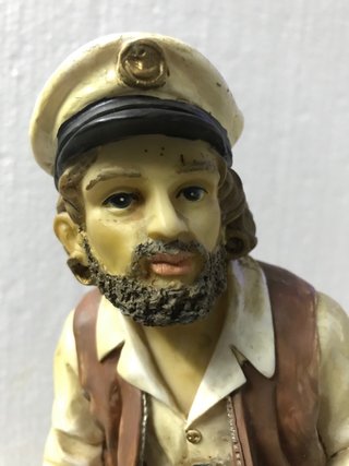 Figura decorativa marinero náutico con cofre del t