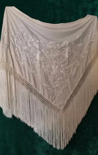 Manton beig  bordado blanco con flecos