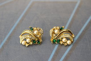 Conjunto de broche y pendientes en metal dorado y cristales.