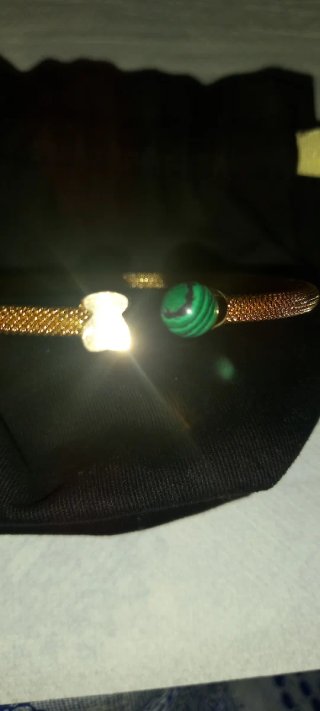 Pulsera dorada con piedra verde