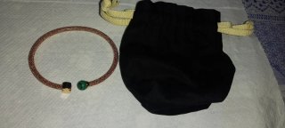 Pulsera dorada con piedra verde