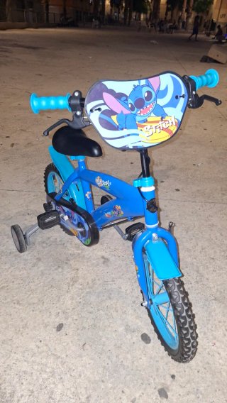 Bicicleta infantil azul con ruedas de apoyo