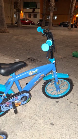 Bicicleta infantil azul con ruedas de apoyo