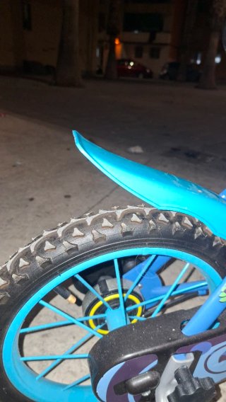 Bicicleta infantil azul con ruedas de apoyo