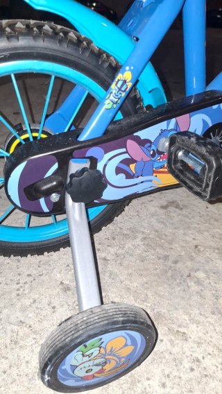 Bicicleta infantil azul con ruedas de apoyo